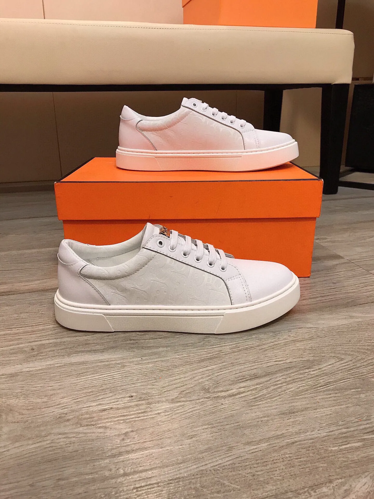 Factory price 360 ​​◾️▫【Dior】Dior's new high-end boutique, men's fashionable casual shoes, quite distinctive. The upper is made of imported soft cowhide + brand-specific embossing, which shows the design style. The genuine leather lining makes the foot feel soft and comfortable. The original wear-resistant special outsole is a must-have item for trendy men! Size: 38-44